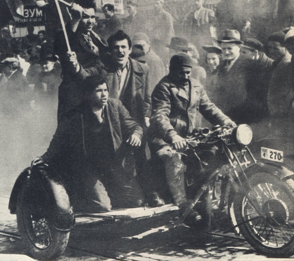 27. marta 1941. u Beogradu su izbile demonstracije na kojima se uz parolu “Bolje rat nego pakt